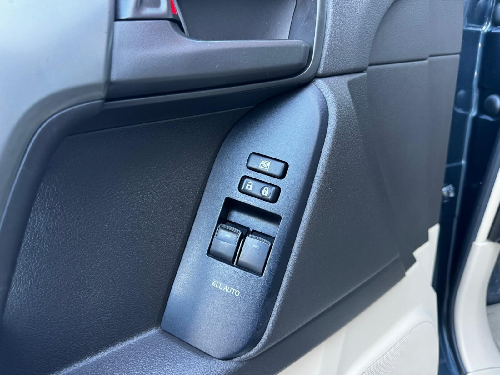 TOYOTA Land Cruiser 3.0 D4D VX AUTO