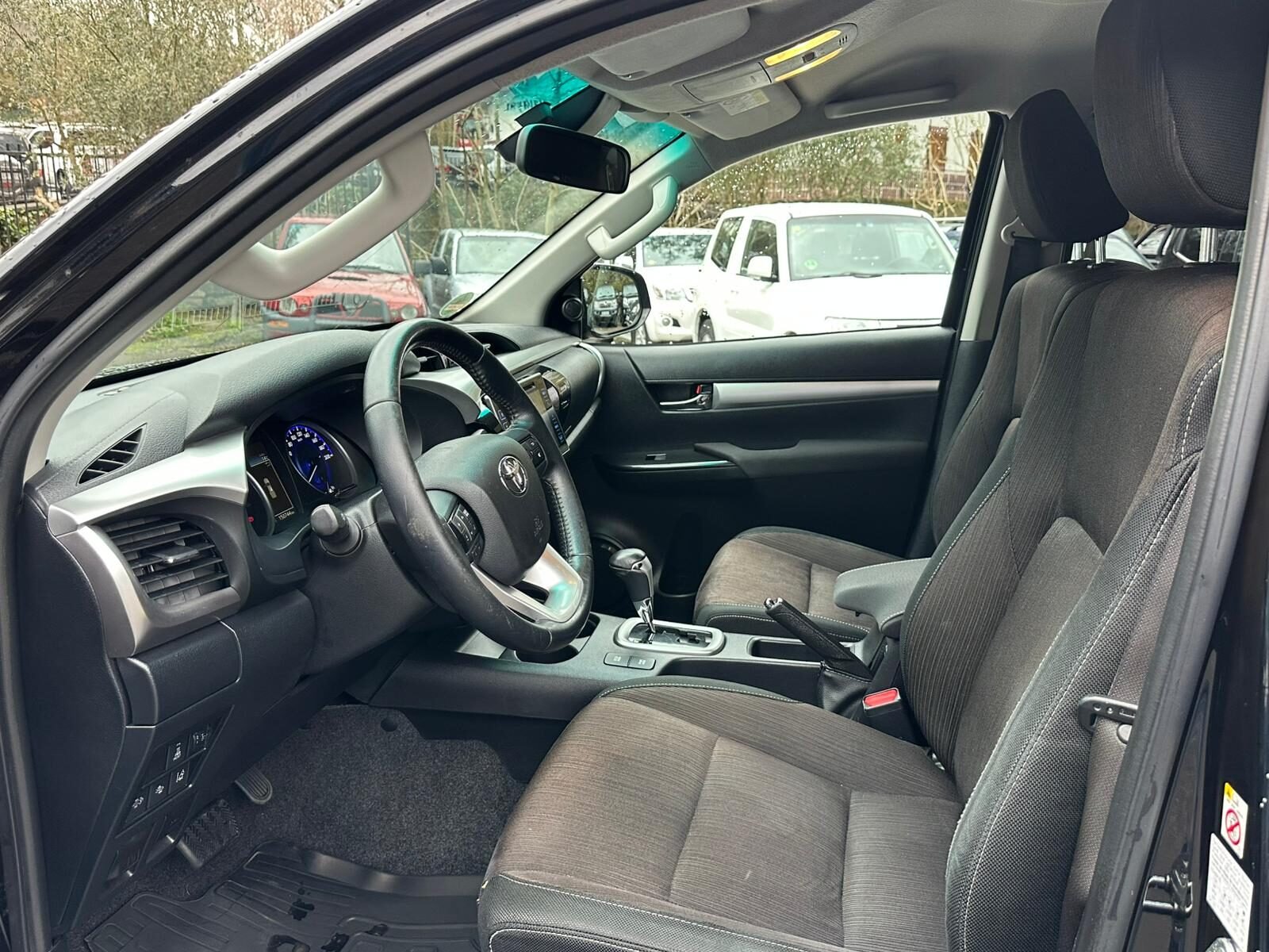 TOYOTA Hilux 2.4 D4D Cabina Doble VXL