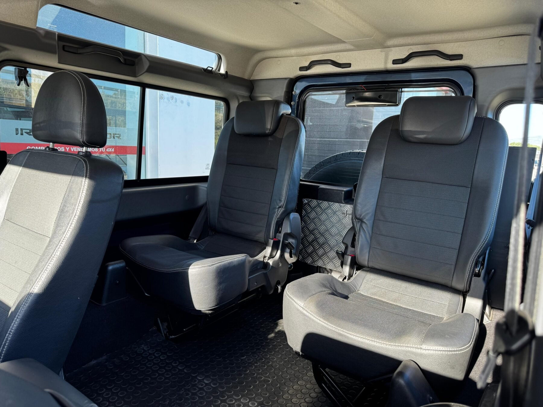 LAND-ROVER Defender 90 SW SE