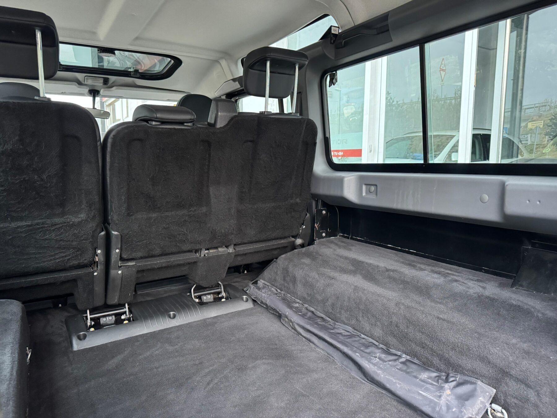 LAND-ROVER Defender 110 SW SE