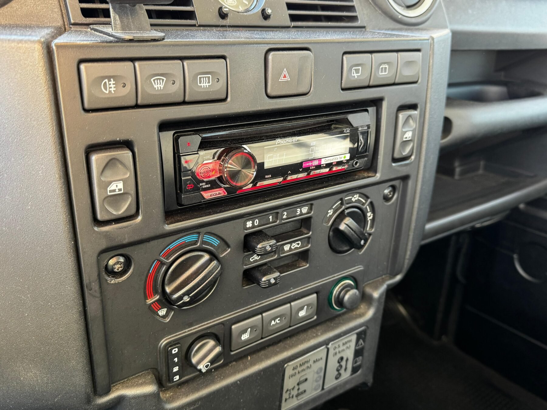 LAND-ROVER Defender 90 SW SE