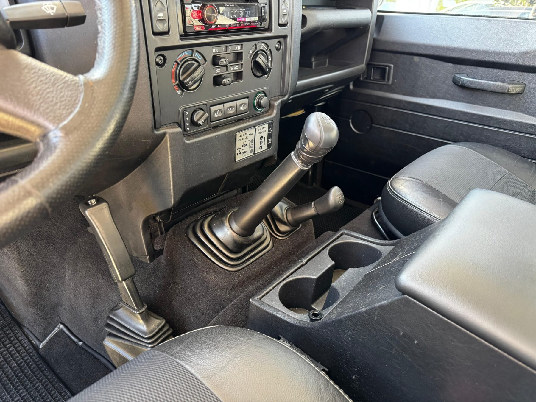 LAND-ROVER Defender 90 SW SE