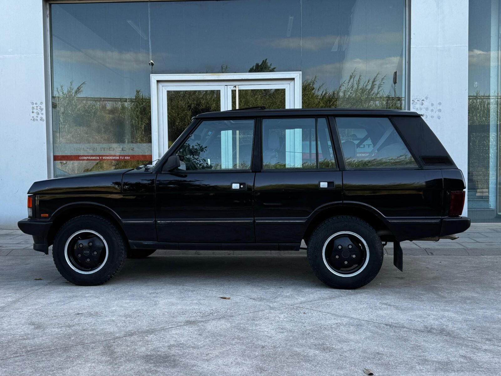 LAND-ROVER Range Rover 3.9 VOGUE SE Beluga Black