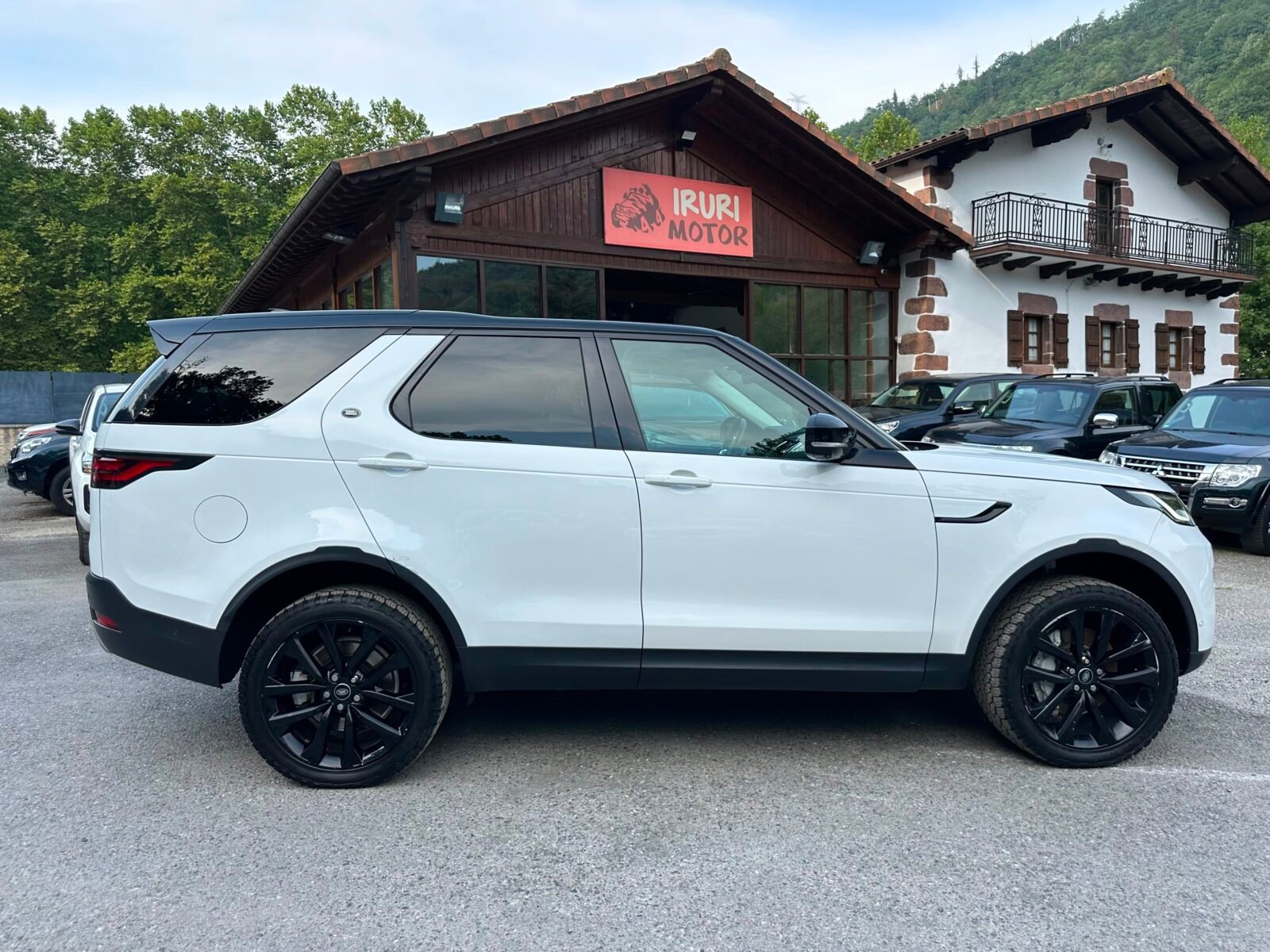 LAND-ROVER Discovery 3.0D I6 300 PS RDynamic SE AWD Auto