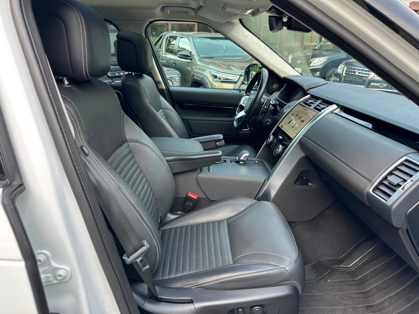 LAND-ROVER Discovery 3.0D I6 300 PS RDynamic SE AWD Auto