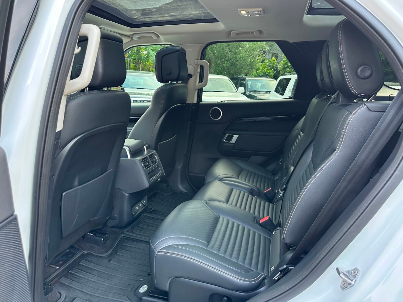 LAND-ROVER Discovery 3.0D I6 300 PS RDynamic SE AWD Auto