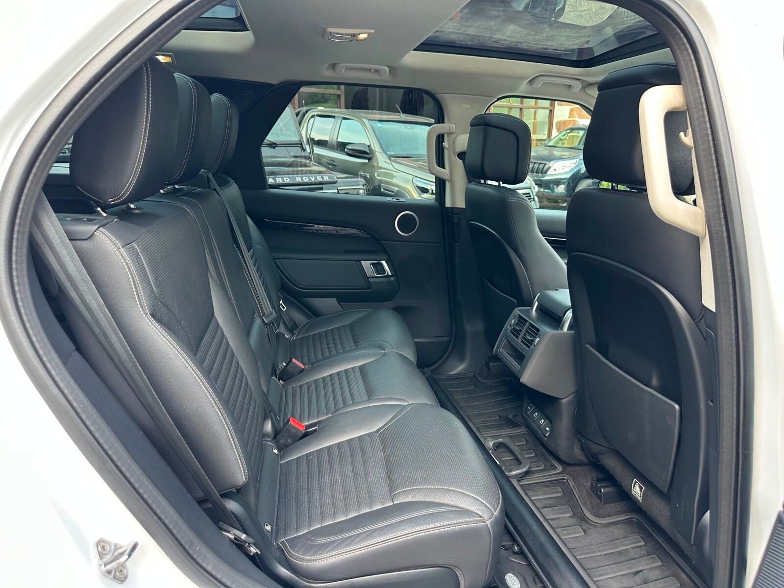LAND-ROVER Discovery 3.0D I6 300 PS RDynamic SE AWD Auto