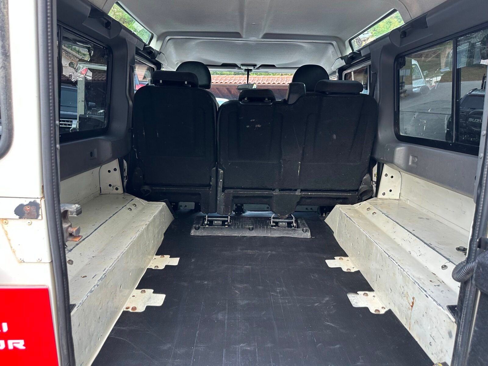 LAND-ROVER Defender 110 SW S 2.4 TD4