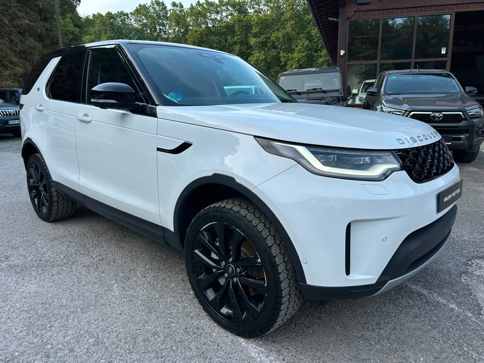 LAND-ROVER Discovery 3.0D I6 300 PS RDynamic SE AWD Auto