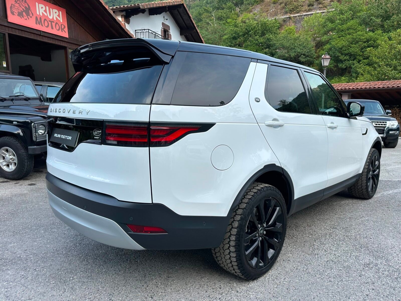 LAND-ROVER Discovery 3.0D I6 300 PS RDynamic SE AWD Auto