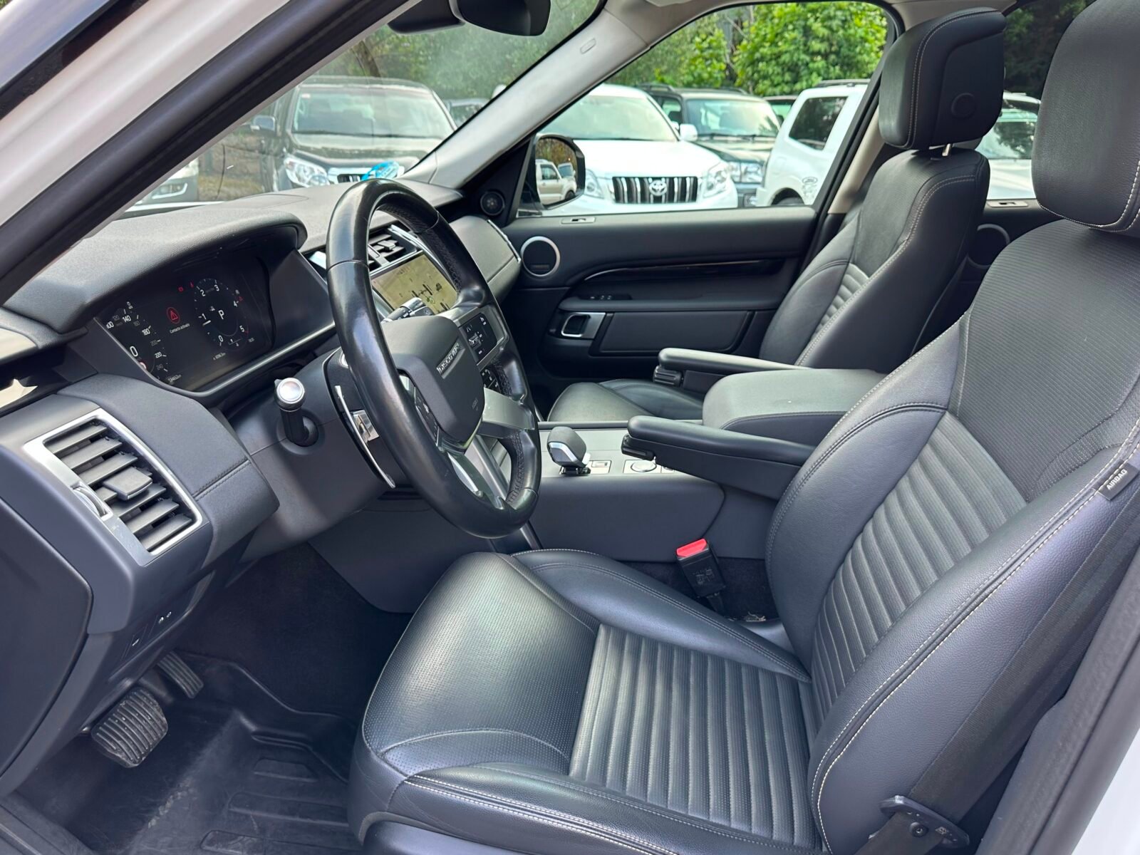 LAND-ROVER Discovery 3.0D I6 300 PS RDynamic SE AWD Auto